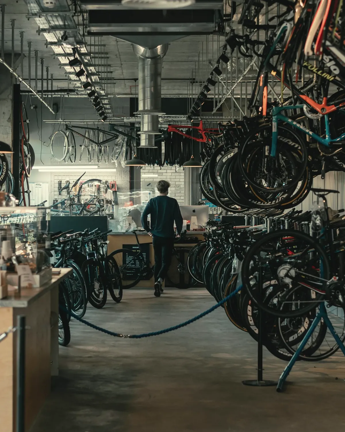 Un cliente tra le bici di un negozio