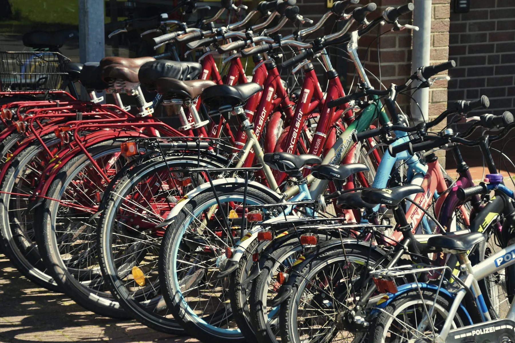 Bici in fila in esposizione davanti a un negozio