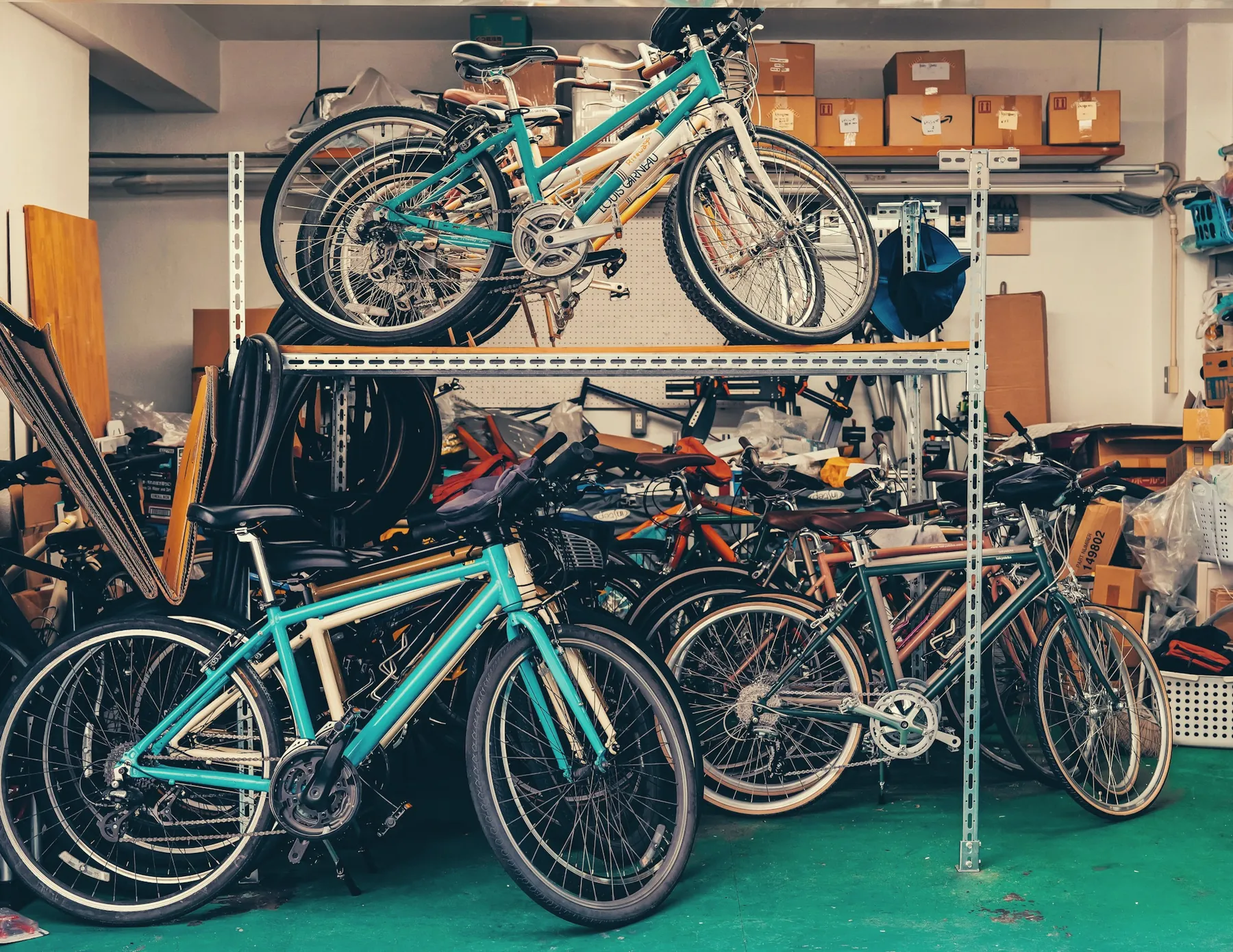 Bici e scatole sugli scaffali del magazzino