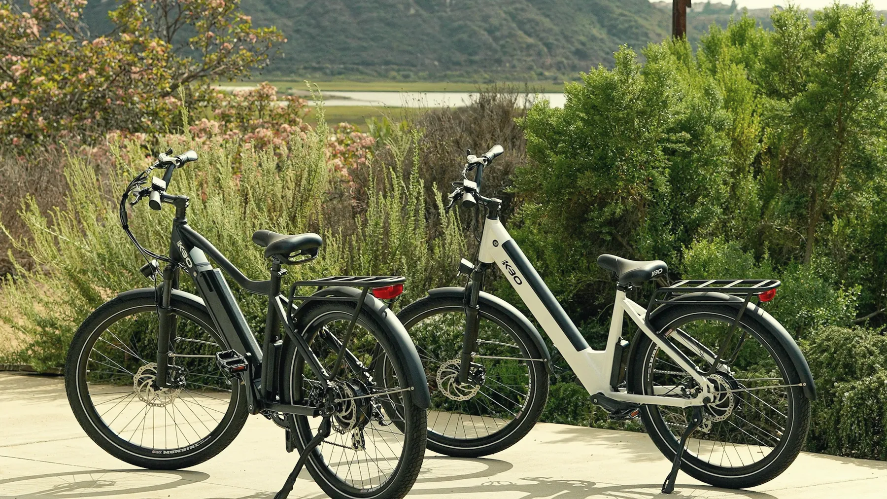 Due e-bike parcheggiate davanti a un lago